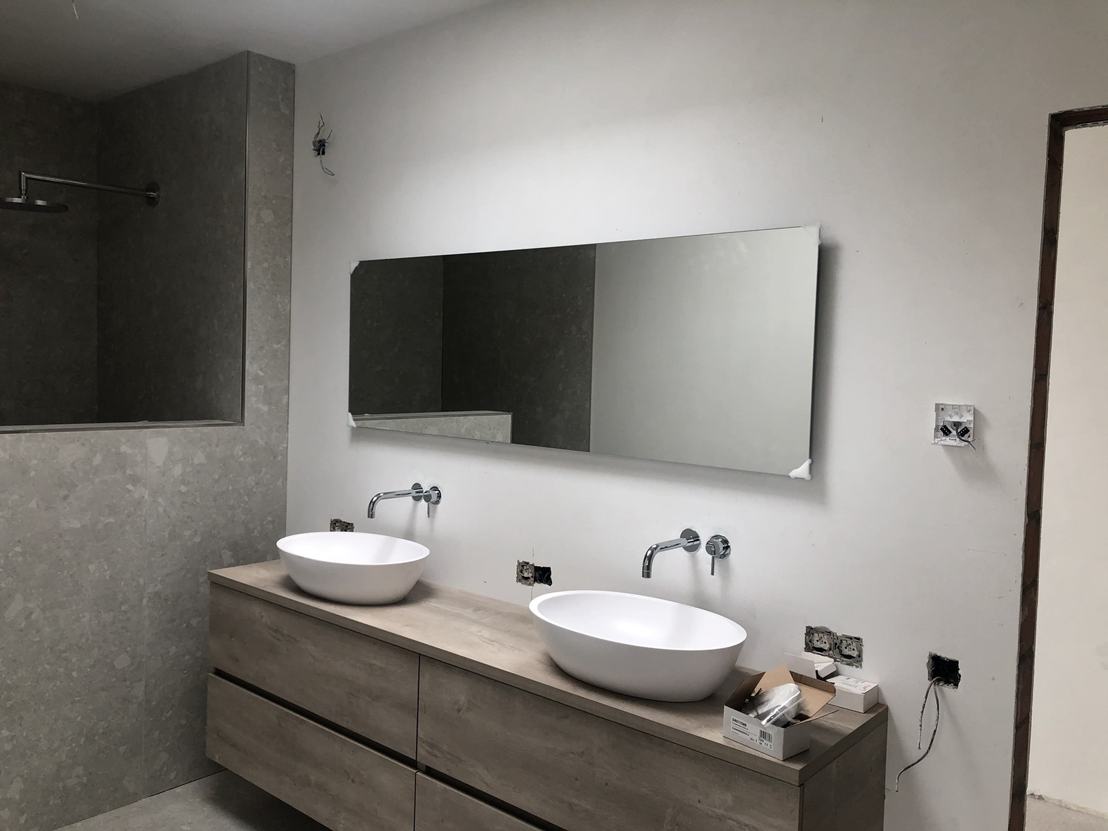 Moderne badkamerrenovatie met dubbele wastafel door Sanitair & CV Verwilt – sanitair Nijlen